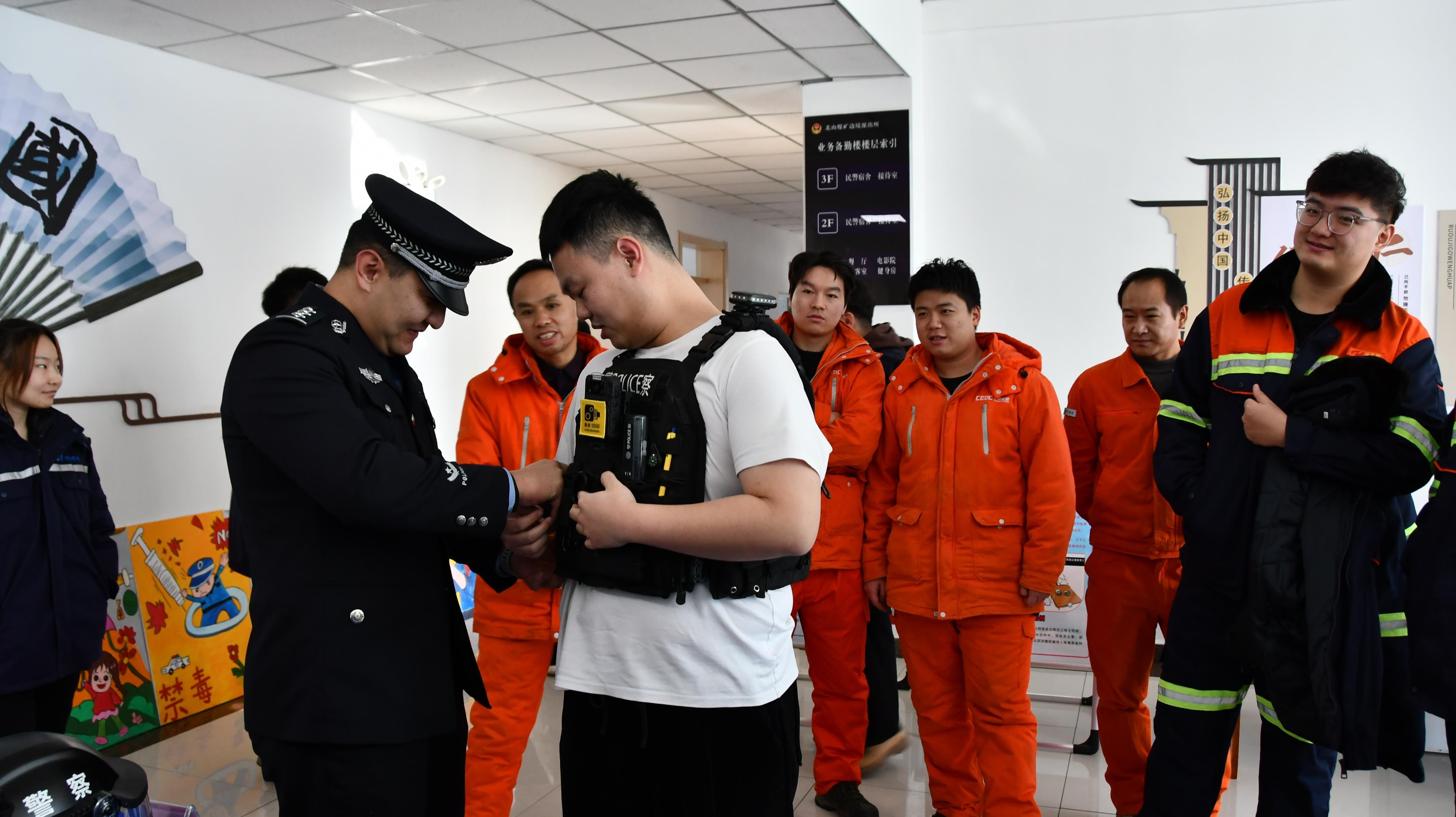 新疆昌吉：警營(yíng)解鎖“新體驗” 警企共慶“警察節”