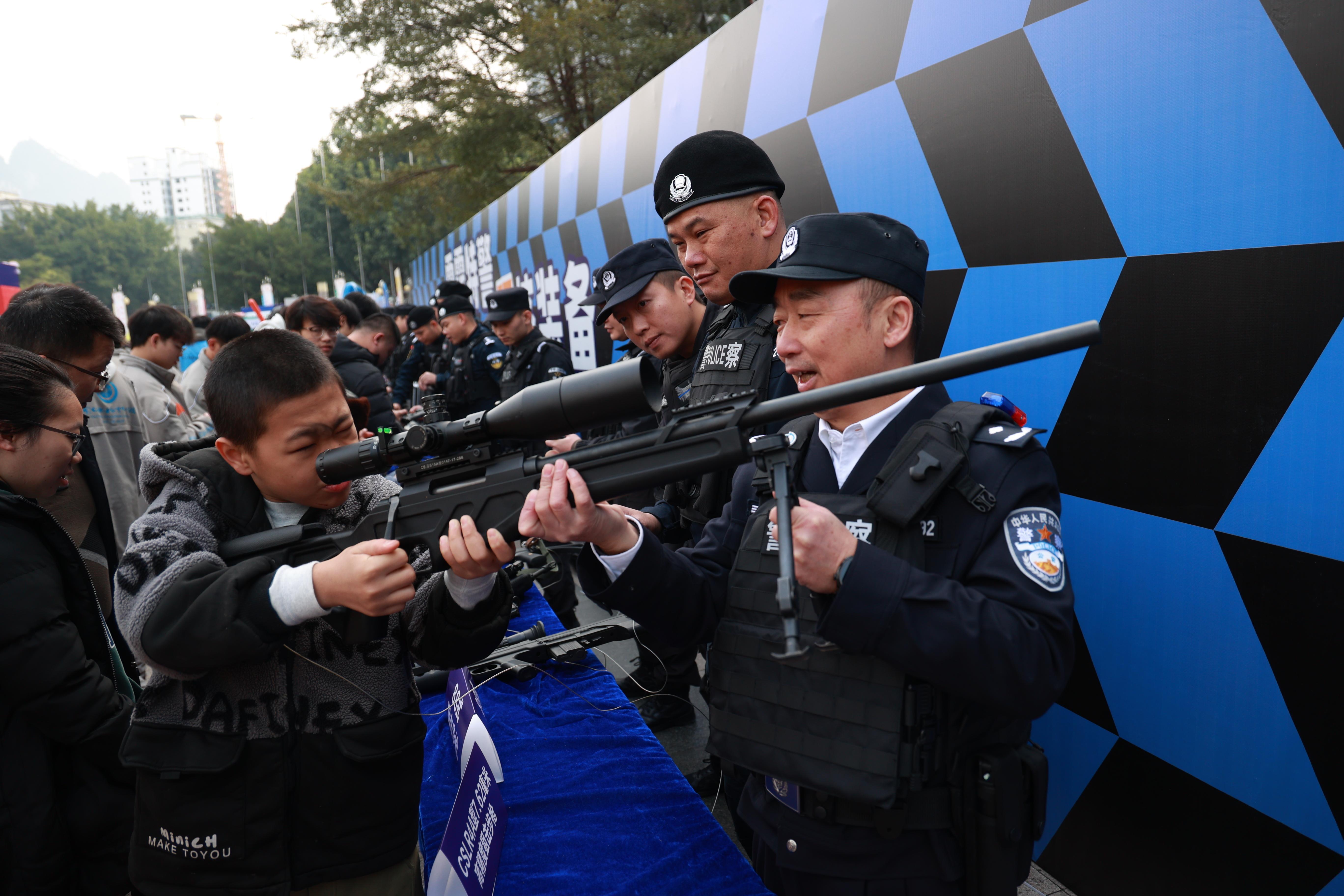 河池舉行“向人民報告暨第六個(gè)中國人民警察節”系列活動(dòng)