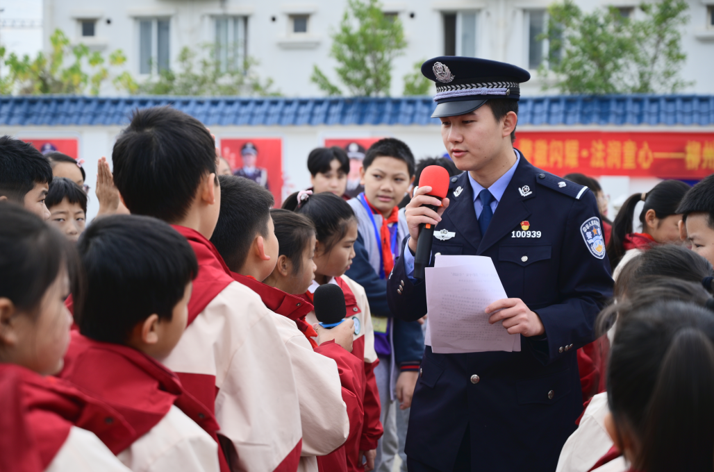 廣西來(lái)賓北站派出所用“移動(dòng)課堂”播撒法治種子